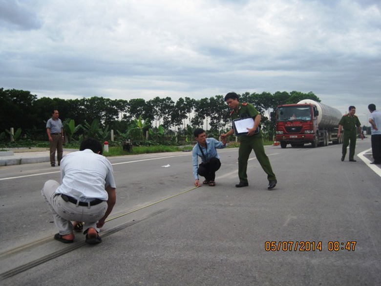 Lực lượng C&ocirc;ng an tỉnh Thanh H&oacute;a đang tiến h&agrave;nh đo đạc vết b&aacute;nh xe tại Trạm kiểm tra tải trọng lưu động