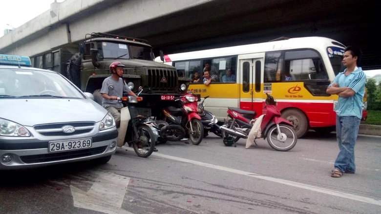 Hiện trường vụ việc được giữ nguy&ecirc;n cho tới khi cảnh s&aacute;t giao th&ocirc;ng đến lập bi&ecirc;n bản