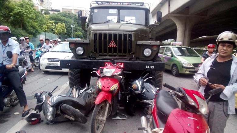 Xe qu&acirc;n đội đ&acirc;m bẹp xe m&aacute;y 