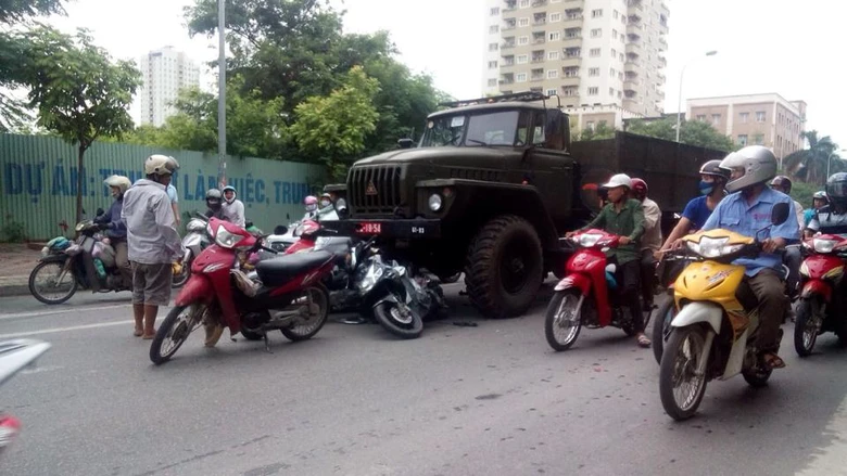 Rất may chiếc xe đ&atilde; kh&ocirc;ng chồm l&ecirc;n nghiền n&aacute;t nốt phần c&ograve;n lại của xe m&aacute;y nếu kh&ocirc;ng thiệt hại về người chắc chắn sẽ rất nghi&ecirc;m trọng