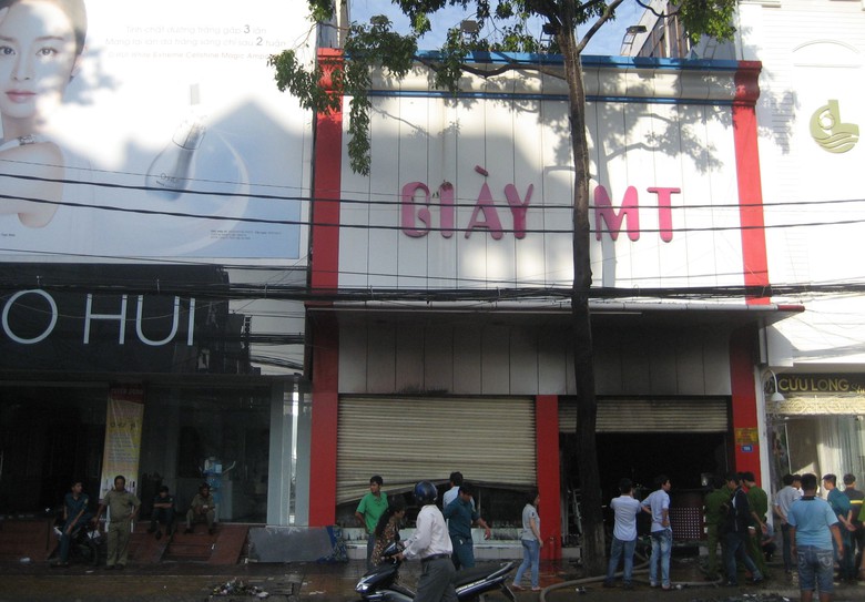 Cửa h&agrave;ng gi&agrave;y MT, nơi xảy ra vụ ch&aacute;y.