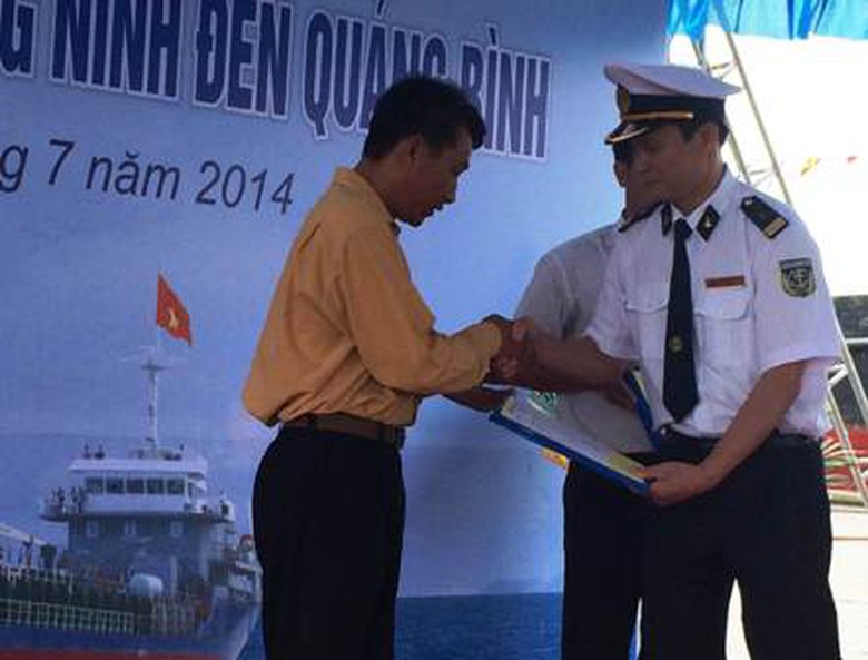 Đại diện cảng vụ h&agrave;ng hải Hải Ph&ograve;ng trao Giấy ph&eacute;p rời cảng cho chủ t&agrave;u