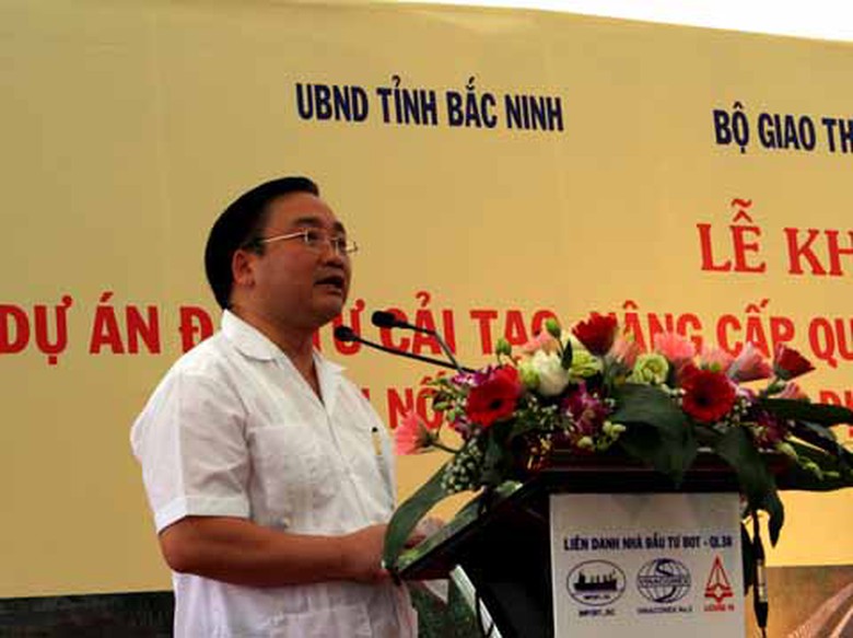 Ph&oacute; Thủ tướng Ho&agrave;ng Trung Hải ph&aacute;t lệnh khởi c&ocirc;ng dự &aacute;n.