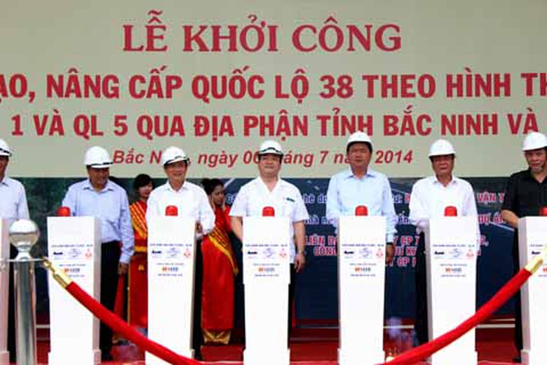 C&aacute;c đại biểu bấm n&uacute;t khởi c&ocirc;ng dự &aacute;n.