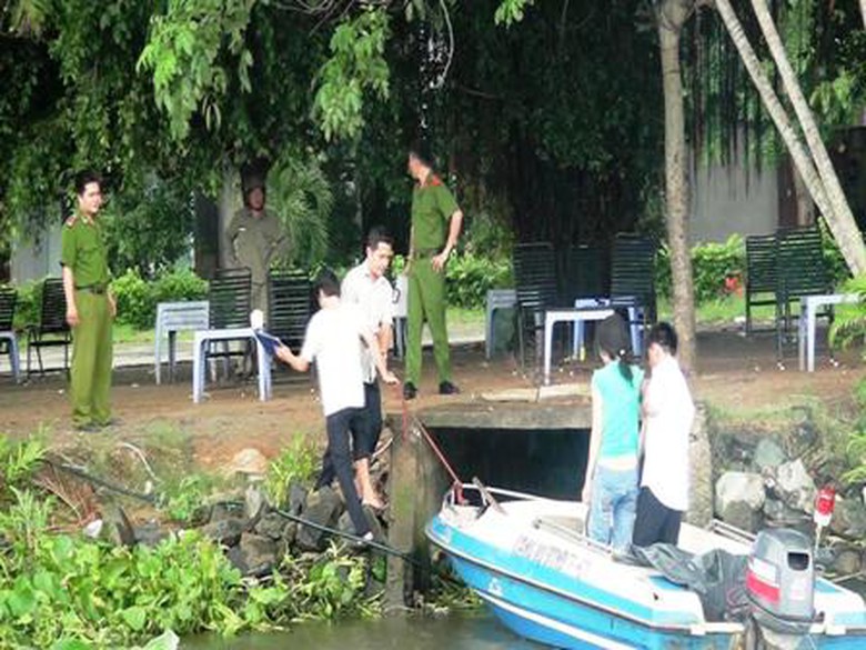 C&aacute;c c&aacute;n bộ cảng vụ ĐTNĐ TPHCM cứu người phụ nữ v&agrave; b&agrave;n giao cho CAP B&igrave;nh An - Q2