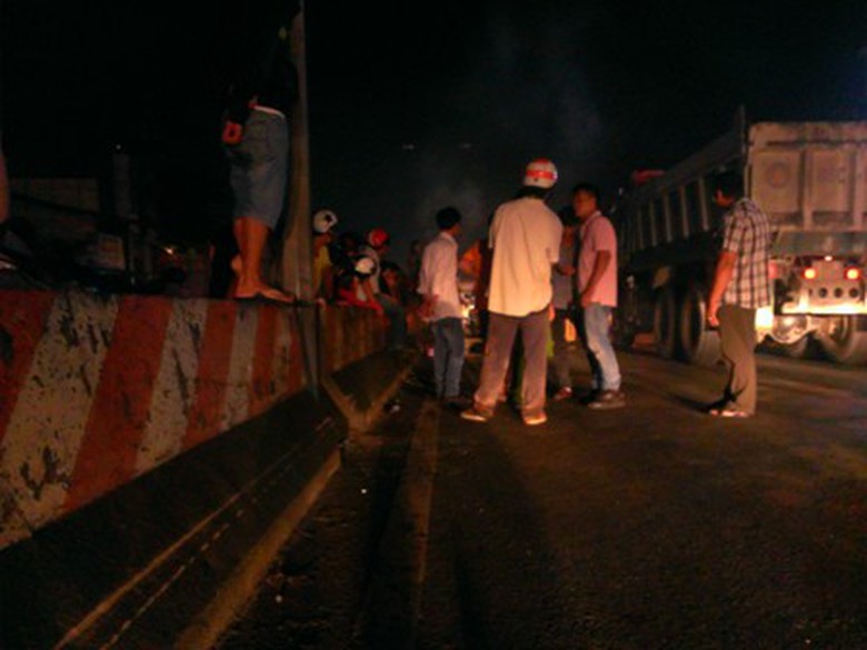 Nhiều người d&acirc;n hiếu k&igrave; đứng xem