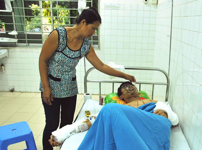Bà Vương Thị Thanh Xuân, mẹ Thái đang chăm sóc con (Ảnh: Công an Đà Nẵng)