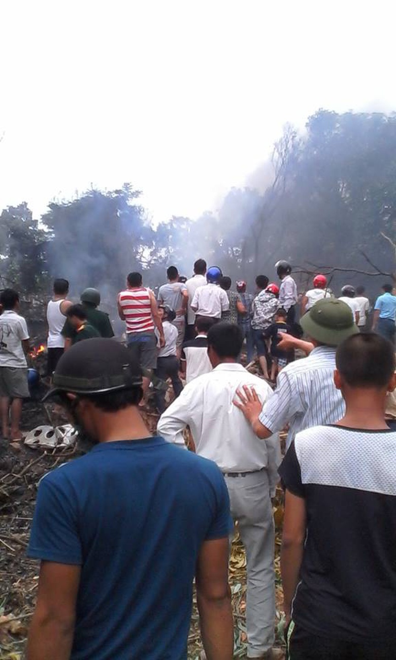 Rất đ&ocirc;ng người d&acirc;n đ&atilde; c&oacute; mặt tại hiện trường. Ảnh: Hương Linh