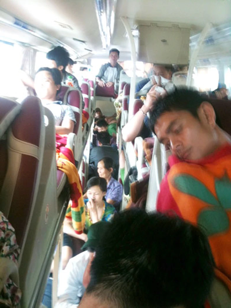 Xe kh&aacute;ch H&ugrave;ng C&uacute;c BKS 37B-005.58 đi tuyến Mỹ Đ&igrave;nh - Vinh nhồi nh&eacute;t kh&aacute;ch v&agrave; thu v&eacute; cao hơn quy định