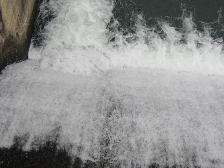 Nhưng khi lại gần, d&ograve;ng nước trở n&ecirc;n v&ocirc; c&ugrave;ng hung dữ với những cột bọt trắng x&oacute;a tung l&ecirc;n