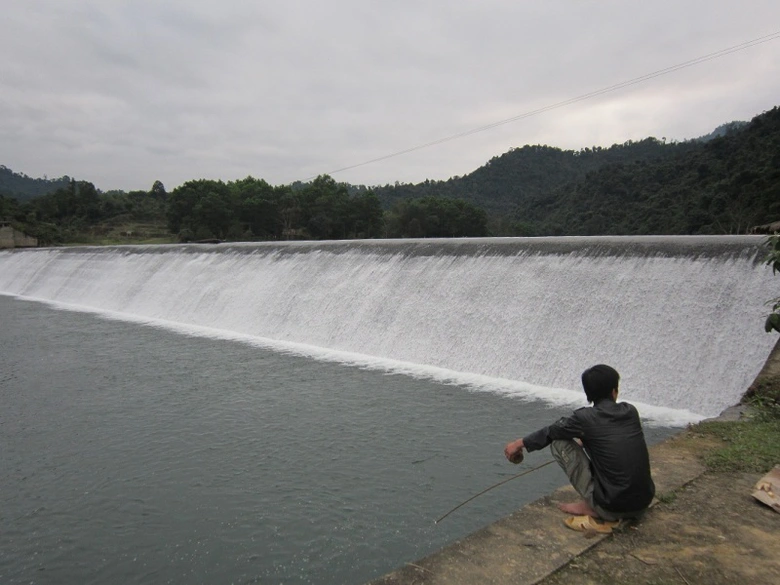 Hoặc ngồi ngay s&aacute;t ch&acirc;n đập