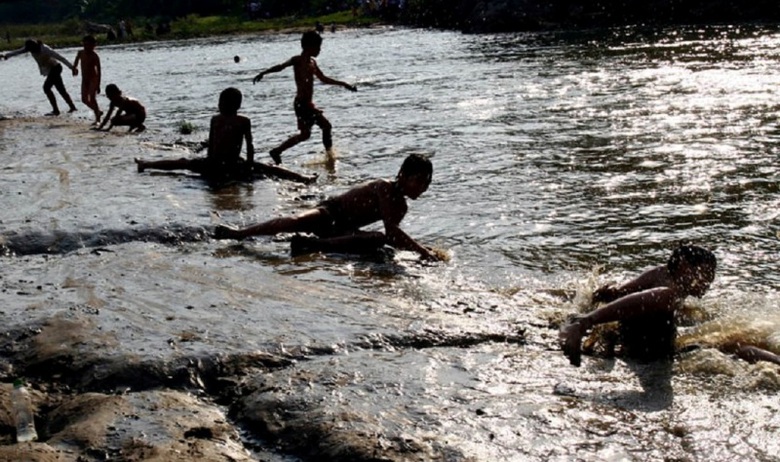 Trời nh&aacute; nhem tối, c&aacute;c em vẫn v&ocirc; tư n&ocirc; đ&ugrave;a