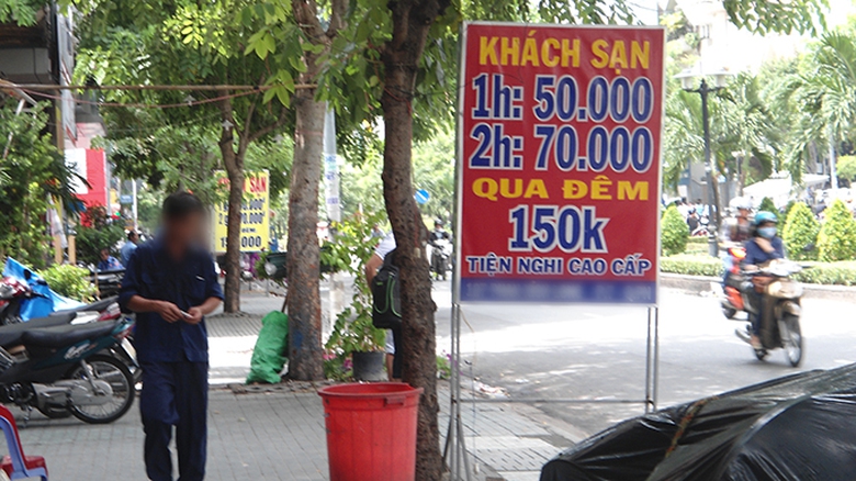 Gi&aacute; kh&aacute;ch sạn tr&ecirc;n đường Phan X&iacute;ch Long ni&ecirc;m yết 150.000 đồng một đ&ecirc;m, nhưng kh&aacute;ch đến thu&ecirc; lại lấy gi&aacute; cao hơn - Ảnh: H&agrave; Phượng