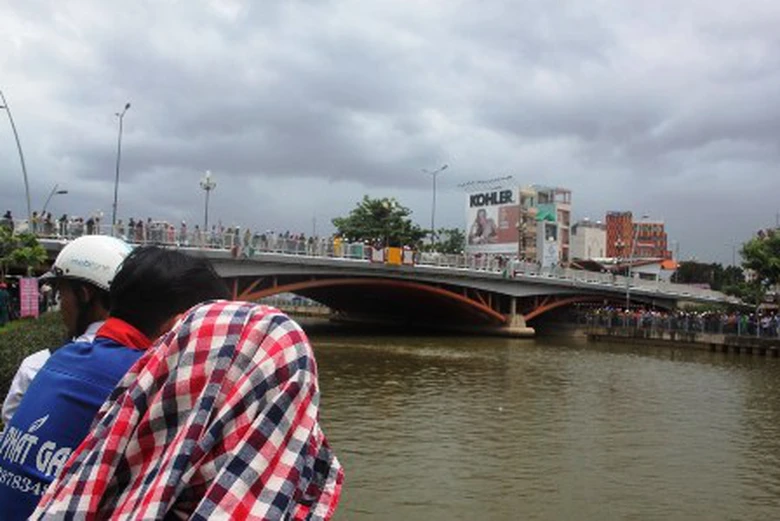 H&agrave;ng trăm người d&acirc;n hiếu k&igrave; theo d&otilde;i vụ việc