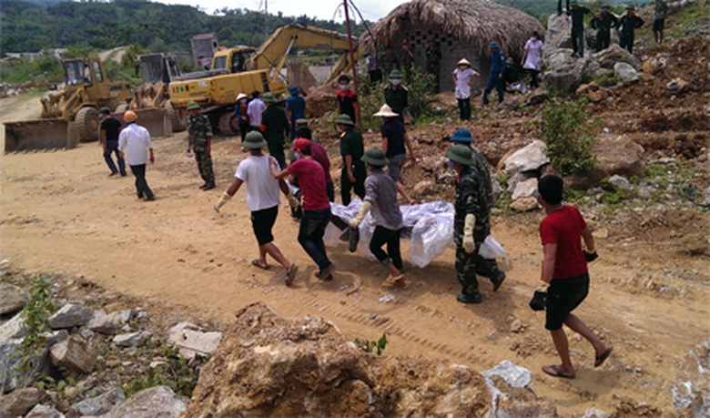 Lực lượng cứu hộ đưa nạn nh&acirc;n thứ 2 ra khỏi hiện trường