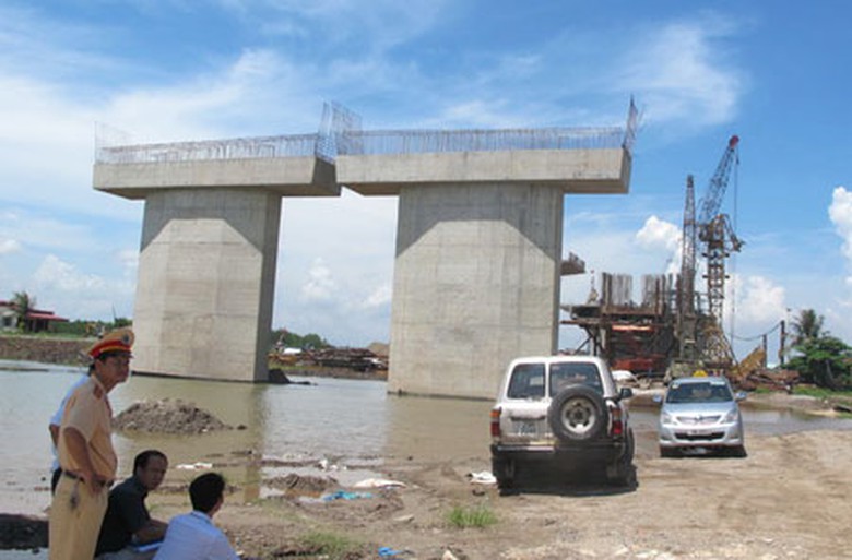 Khu vực xảy ra tai nạn đang thi c&ocirc;ng cầu vượt qua đường 353 v&agrave; qua s&ocirc;ng Lạch Tray (thuộc địa b&agrave;n quận Dương Kinh, TP Hải Ph&ograve;ng) - Ảnh: Th&acirc;n Ho&agrave;ngHiện trường vụ tai nạn - Ảnh: Th&acirc;n Ho&agrave;ng