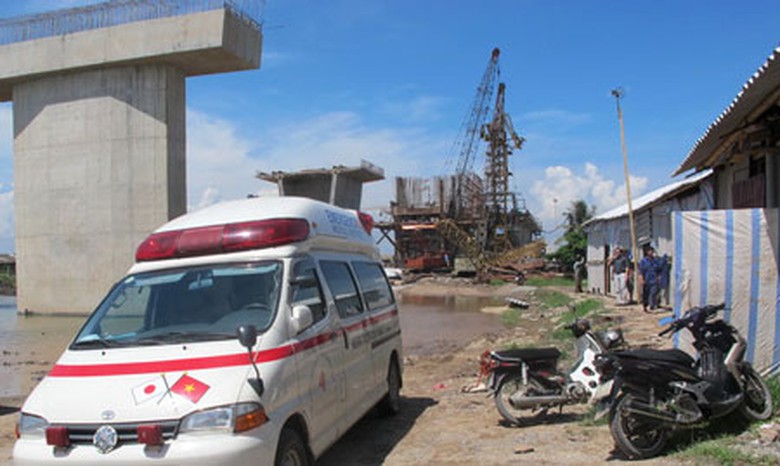 Xe cứu thương được đưa tới hiện trường để đưa nạn nh&acirc;n đi cấp cứu.