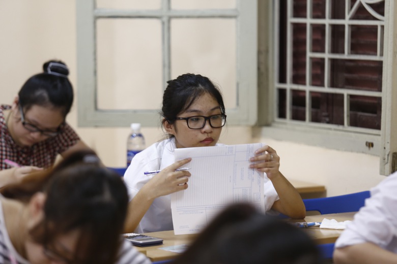 Trong khi đ&oacute; ở trường ĐH KHXH & NV, th&iacute; sinh dự thi m&ocirc;n Địa lại dễ thở hơn, với đề b&agrave;i về chủ quyền biển đảo v&agrave; kinh tế biển