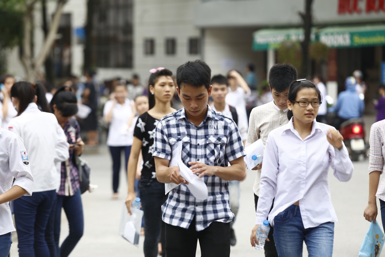 Hết giờ thi, c&aacute;c th&iacute; sinh dự thi m&ocirc;n Địa khối C bước ra với t&acirc;m trạng hết sức phấn khởi v&igrave; l&agrave;m được b&agrave;i.