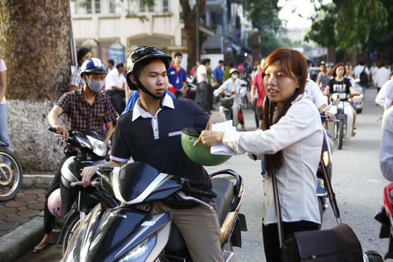 Người th&acirc;n của c&aacute;c sĩ tử lu&ocirc;n miệng nhắc nhở phải tập trung cao độ, cố gắng hết sức để ho&agrave;n th&agrave;nh b&agrave;i thi thật tốt.