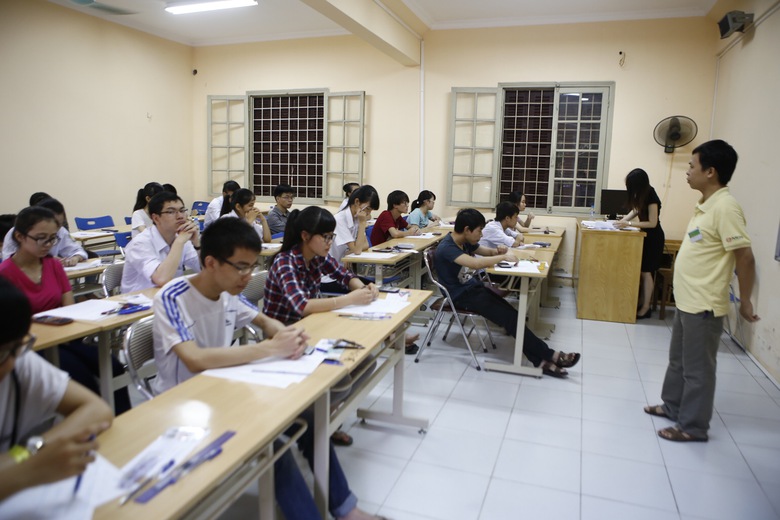 Một Tổng gi&aacute;m thị tới từng ph&ograve;ng thi nhắc nhở v&agrave; động vi&ecirc;n c&aacute;c th&iacute; sinh trước khi bước v&agrave;o giờ G.