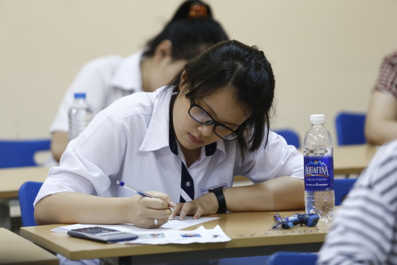 Bước v&agrave;o thời gian l&agrave;m b&agrave;i, sĩ tử dồn hết tinh thần tập trung độ. Trong đ&oacute; 6 c&acirc;u đầu ti&ecirc;n th&iacute; sinh dễ d&agrave;ng ho&agrave;n th&agrave;nh trong 90 ph&uacute;t. Ba c&acirc;u kh&oacute; thuộc về phần bất đẳng thức, bất phương tr&igrave;nh v&ocirc; tỷ v&agrave; mặt cầu (mỗi c&acirc;u chiếm 1 điểm). L&yacute; do 3 c&acirc;u n&agrave;y kh&oacute; được th&iacute; sinh đưa ra l&agrave; do đề b&agrave;i kh&aacute; d&agrave;i, c&oacute; nhiều dữ kiện.