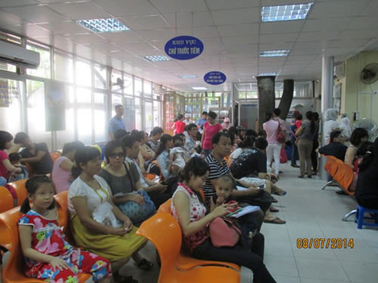 H&agrave; Nội &ldquo;ch&aacute;y&rdquo; vắc xin dịch vụ 