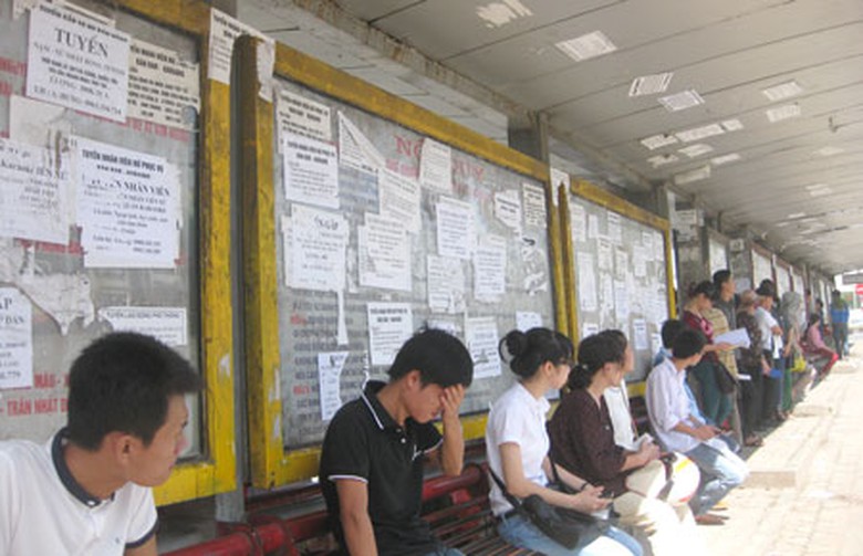 Những tờ quảng c&aacute;o, tuyển dụng được d&aacute;n ngang nhi&ecirc;n tại điểm trung chuyển xe bu&yacute;t Cầu Giấy