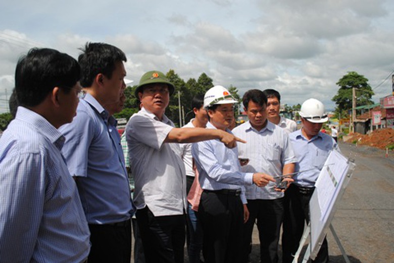 Bộ trưởng Đinh La Thăng kiểm tra hiện trường thi c&ocirc;ng c&aacute;c dự &aacute;n mở rộng QL14