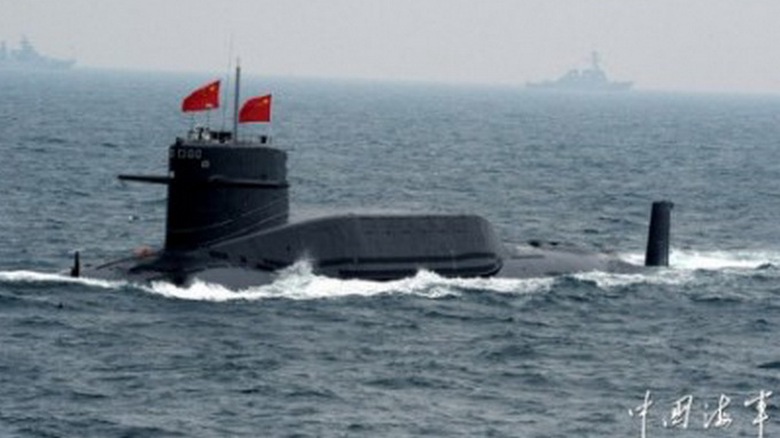 T&agrave;u ngầm của Trung Quốc nổi l&ecirc;n tr&ecirc;n biển. Ảnh: Navy.81.cn