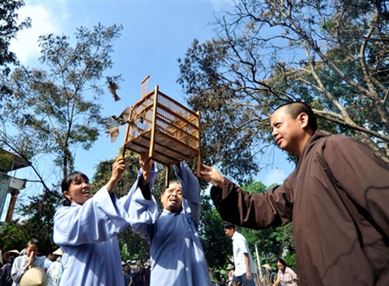 Nghi lễ thả chim ph&oacute;ng sinh do c&aacute;c Phật tử thực hiện. Đ&acirc;y l&agrave; l&uacute;c tất cả một l&ograve;ng th&agrave;nh t&acirc;m mong c&aacute;c anh được si&ecirc;u tho&aacute;t v&agrave; tung bay giữa trời cao.