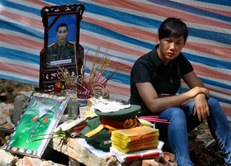 Chị Đỗ Huyền Th&uacute;y, chị vợ anh Hợi bần thần chia sẻ nỗi đau v&agrave; những kh&oacute; khăn của người em g&aacute;i chị v&agrave; c&ocirc; ch&aacute;u g&aacute;i mới vừa tr&ograve;n 6 th&aacute;ng tuổi trước ng&agrave;y m&aacute;y bay gặp nạn