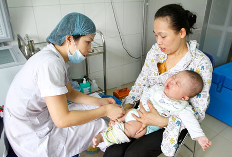 Ti&ecirc;m vaccine 5 trong 1 cho trẻ em tại trung t&acirc;m y tế dự ph&ograve;ng 70 Nguyễn Ch&iacute; Thanh, H&agrave; Nội (s&aacute;ng 8/7)