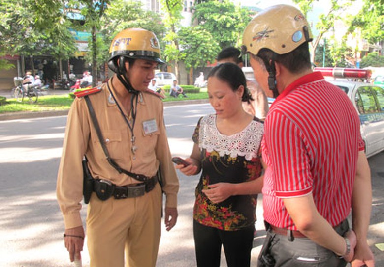 Thi&ecirc;́u tá Nguy&ecirc;̃n H&ocirc;̀ng Hải (người mặc thường phục) hướng d&acirc;̃n, giúp 2 mẹ con chị Nguy&ecirc;̃n Thị T&uacute; Ng&agrave;