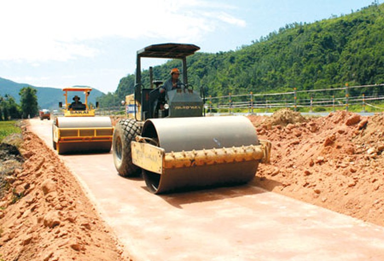 C&aacute;c nh&agrave; thầu huy động tối đa nh&acirc;n c&ocirc;ng, thiết bị, quyết t&acirc;m ho&agrave;n th&agrave;nh đ&agrave;o đắp nền đường trước m&ugrave;a mưa