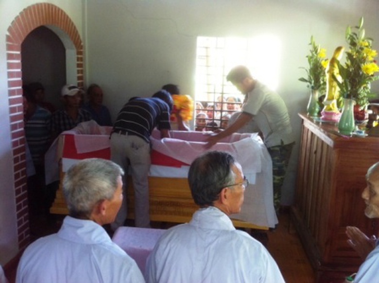 Sản phụ v&agrave; thai nhi tử vong tại bệnh viện đ&atilde; được người nh&agrave; đưa về để an t&aacute;ng