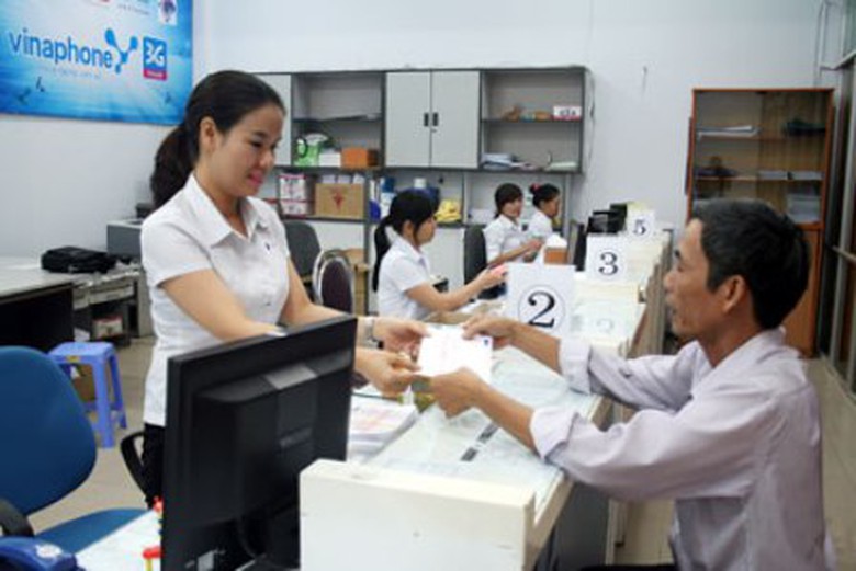 Kh&aacute;ch h&agrave;ng đến bưu điện nộp ph&iacute; tiền điện thoại h&agrave;ng th&aacute;ng