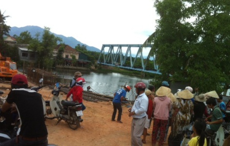 Rất đ&ocirc;ng người d&acirc;n hiếu kỳ đến khu vực gần hiện trường d&otilde;i theo vụ việc