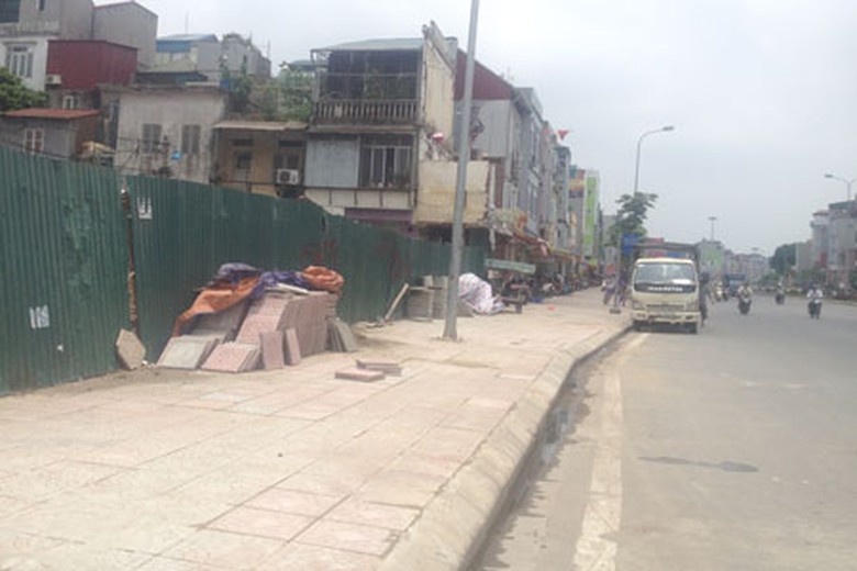 Vỉa h&egrave; tuyến &Ocirc; Chợ Dừa - Ho&agrave;ng Cầu vẫn bừa bộn gạch, c&aacute;t