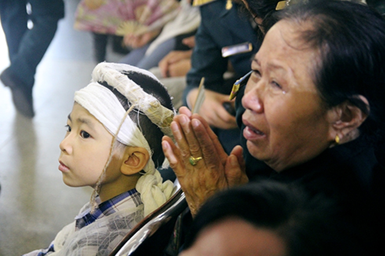 Những người th&acirc;n của Phi c&ocirc;ng Thượng t&aacute; Ho&agrave;ng Lại Long, người anh h&ugrave;ng đ&atilde; dũng cảm điều khiển m&aacute;y bay rơi xuống khu vực an to&agrave;n để tr&aacute;nh g&acirc;y tổn thất nặng nề cho nh&acirc;n d&acirc;n. Con trai anh c&ograve;n qu&aacute; nhỏ, đ&ocirc;i mắt ng&acirc;y thơ của ch&aacute;u b&eacute; dường như chỉ biết nh&igrave;n l&ecirc;n ph&iacute;a tr&ecirc;n nơi đặt linh cữu m&agrave; kh&ocirc;ng biết chuyện g&igrave; đang xảy ra