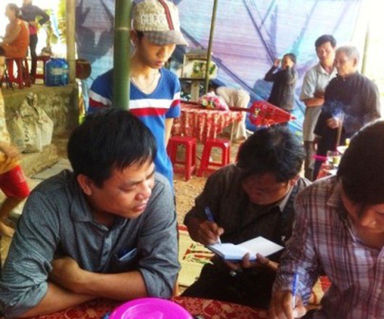 Người nh&agrave; nạn nh&acirc;n L&ecirc; Thị Thu bức x&uacute;c tr&igrave;nh b&agrave;y vụ việc với c&aacute;c PV