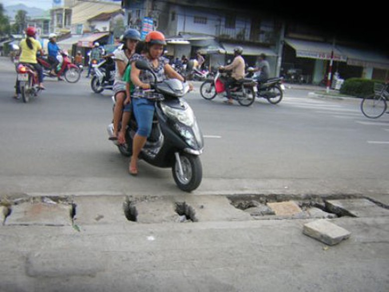 Cống tho&aacute;t nước bị hỏng nếu kh&ocirc;ng kịp khắc phục sẽ dẫn đến TNGT