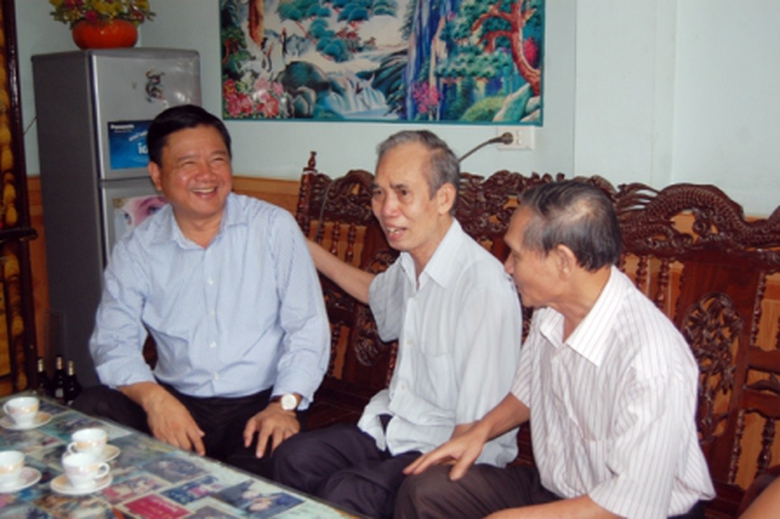 Bộ trưởng thăm, tặng qu&agrave; gia đ&igrave;nh Thanh ni&ecirc;n xung phong tại L&agrave;o Cai