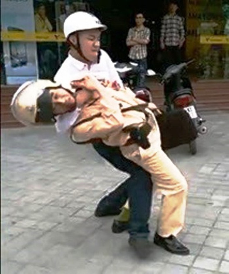 Đối tượng Trần Quang Độ đang vật ng&atilde; Thiếu t&aacute; Ng&ocirc; Hồng Hải (ảnh cắt từ Clip)