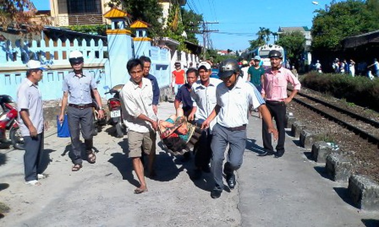 Đưa nạn nh&acirc;n ra xe chở đến Bệnh viện