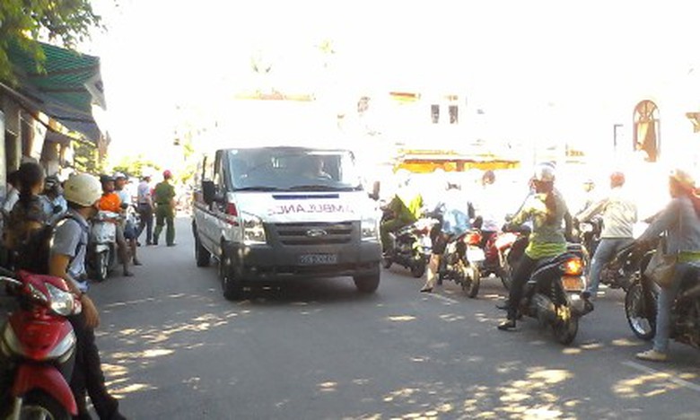 Lực lượng chức năng v&agrave; nh&acirc;n vi&ecirc;n g&aacute;c chắn mở đường để xe chở nạn nh&acirc;n đến bệnh viện cấp cứu