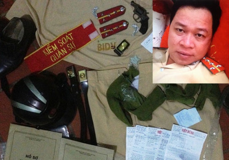 B&ugrave;i Anh Tuấn (ảnh nhỏ) v&agrave; trang phục, cấp h&agrave;m cảnh s&aacute;t thu giữ tại nh&agrave;