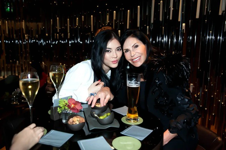 L&yacute; Nh&atilde; Kỳ c&ograve;n mời nữ tỉ ph&uacute; d&ugrave;ng bữa th&acirc;n mật để tr&ograve; chuyện