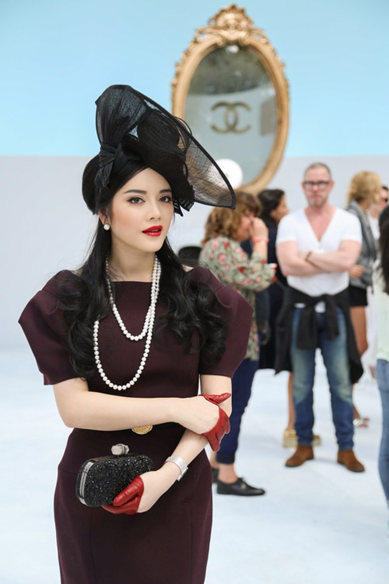 Trang phục v&agrave; phụ kiện c&oacute; phần rườm r&agrave; nhưng L&yacute; Nh&atilde; Kỳ vẫn g&acirc;y được ấn tượng tốt tại buổi diễn của Chanel