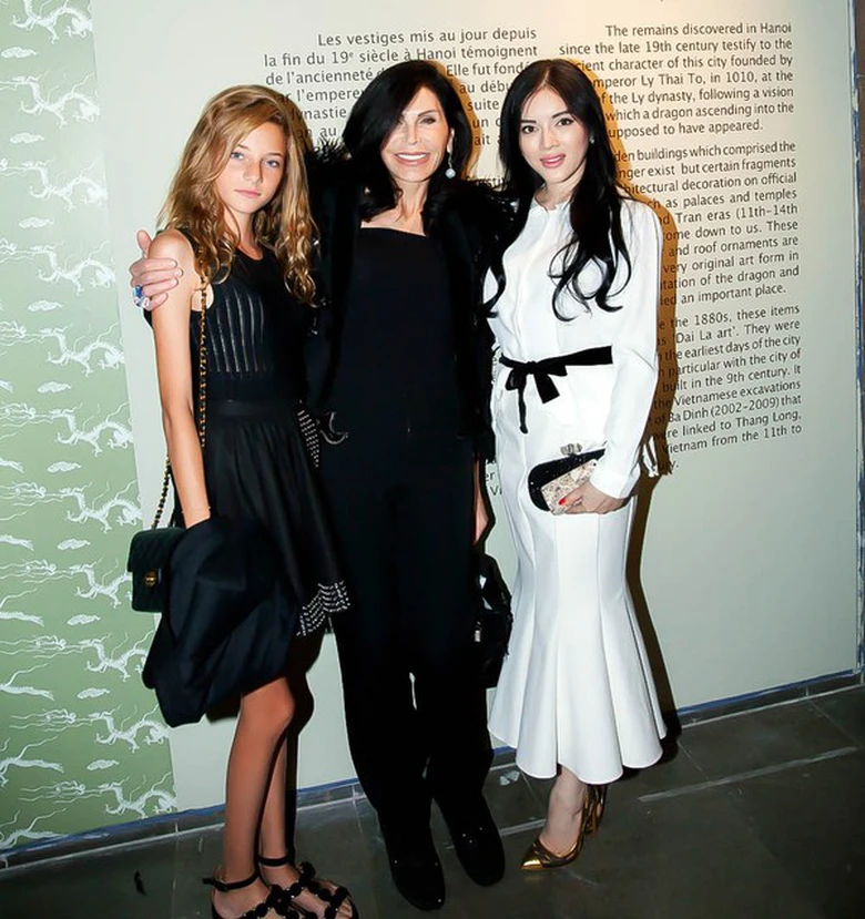  Nh&acirc;n dịp hội ngộ nữ tỉ ph&uacute; nổi tiếng thế giới nghiện đồ haute couture - b&agrave; Mouna Ayoub đếm tham gia buổi khai mạc triển l&atilde;m &ldquo;Rồng bay - Nghệ thuật cung đ&igrave;nh Việt Nam&rdquo;.